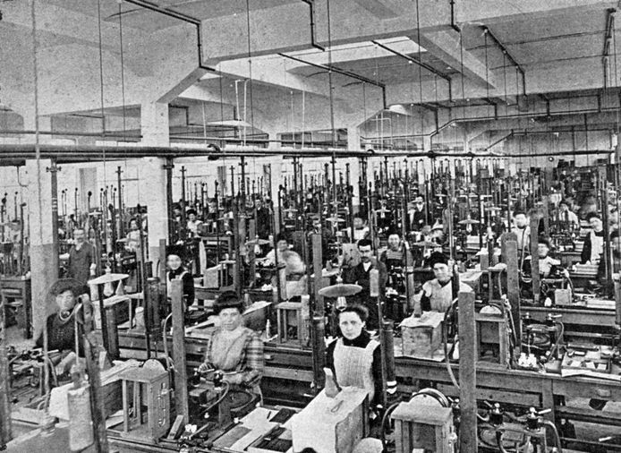 De meisjes van Philips aan de arbeid. De foto is gemaakt in 1909.