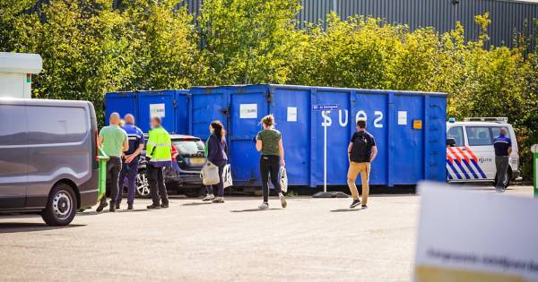 Politie doet inval op industrieterrein in Nuenen.