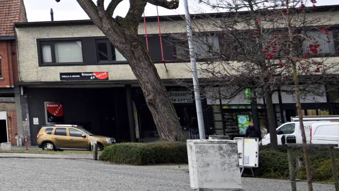Cafébaas Michiel (43) geeft na 23 jaar fakkel door in café/brasserie De Curve: “Maar de enthousiaste opvolging is verzekerd”