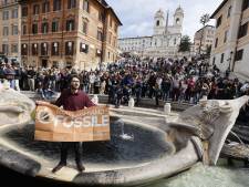 Activisten maken water van historische fontein in Rome zwart