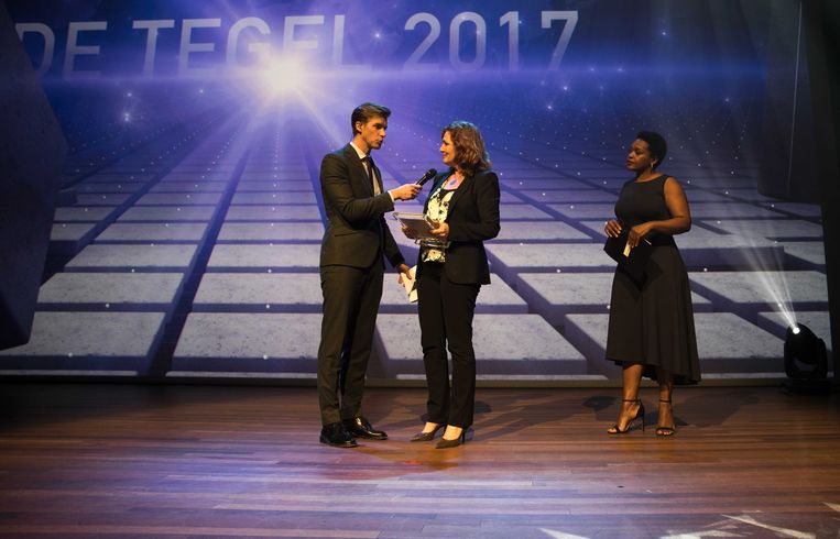 Carlijne Vos tijdens de uitreiking van De Tegel, de jaarprijzen voor de journalistiek in dag- en weekbladen, radio en televisie en multimedia in de Koninklijke Schouwburg. Beeld ANP