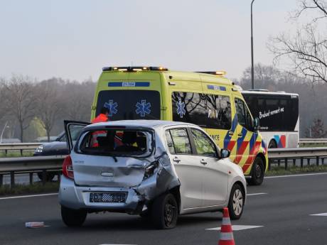 Vrachtwagen en auto botsen op A59, bestuurder gewond