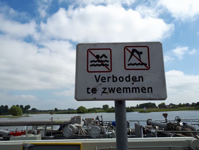 Bordje aan de IJsselkade in Kampen.