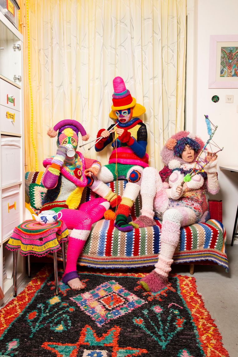 De gebreide kostuums van Iekeliene Stange (midden). Beeld Daphne Lucker