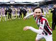 Joeri Schroijen is na MVV-thuis het middelpunt van het Willem II-feestje, zijn ploeggenoten kijken geamuseerd toe.