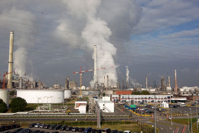 De olieraffinaderij van ExxonMobil in Antwerpen. Archiefbeeld.