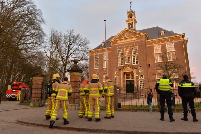 De brandweer rukte met groot materieel uit naar het Gymnasium in Apeldoorn.