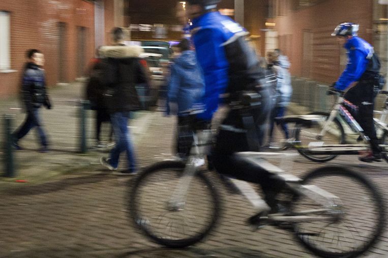 De politie fietst door de Haagse Schilderswijk. Beeld Patrick Post