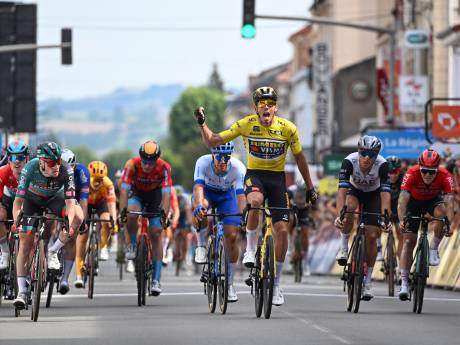 Dylan Groenewegen verliest in Dauphiné sprint van Christophe Laporte en wordt teruggezet