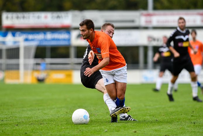 FC Horst-speler Haico Epe  ontsnapt aan zijn tegenstander van Valleivogels.
