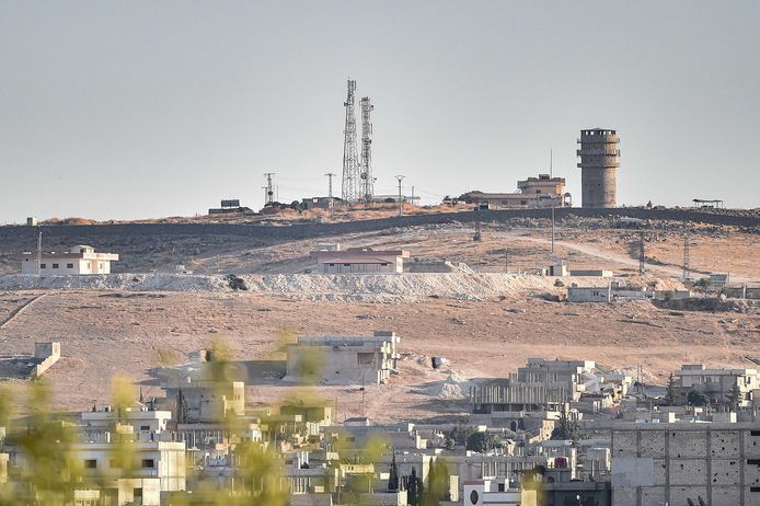 De observatiepost van de Amerikanen nabij de Turks-Syrische grens ligt er verlaten bij.