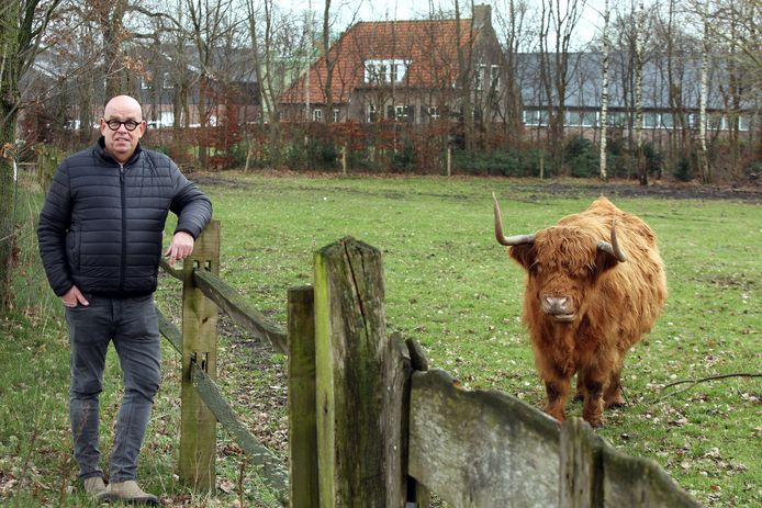 Raadslid Paul Brouwers heeft hemel en aarde bewogen, maar moet uit de gemeenteraad. Want het huis waar hij woont (op de achtergrond), staat buiten de gemeentegrens van Goirle. FOTO RAMON MANGOLD/ PIX4PROFS