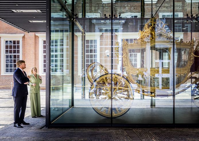 Koning Willem-Alexander tijdens de opening van de tentoonstelling De Gouden Koets in het Amsterdam Museum.