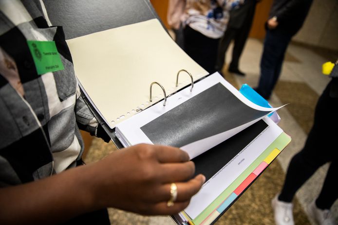 Gedupeerden in de affaire rond kinderopvangtoeslag toonden eerder hun zwartgelakte dossiers.