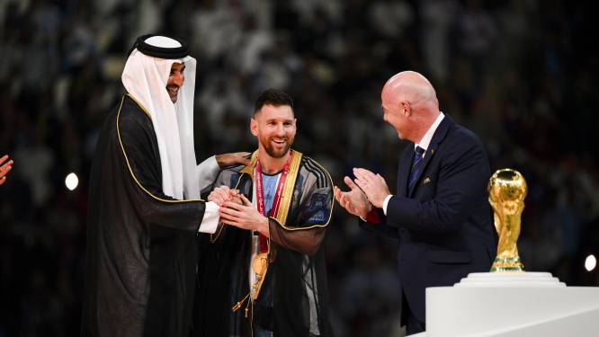 Advocaat uit Oman biedt smak geld voor veelbesproken gewaad dat Messi droeg tijdens WK-ceremonie 