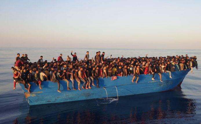 Een overvolle boot met honderden migranten voor de kust van het Italiaanse eiland Lampedusa. Beeld van 28 augustus.