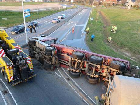 Wagen vol mest gekanteld in Rosmalen, chauffeur komt met schrik vrij