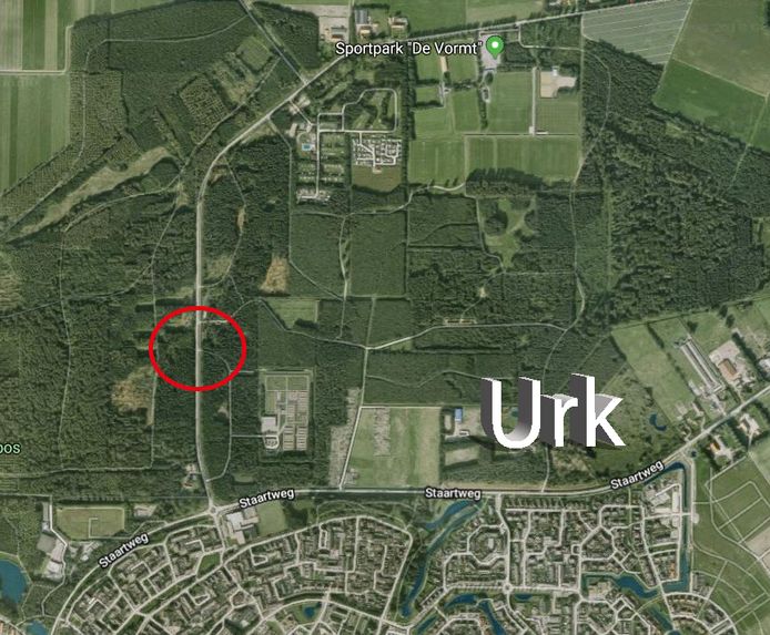 In de cirkel de plek waar de Deense vrachtwagen werd aangetroffen: iets ten noorden van Urk, in een bosrijke omgeving.