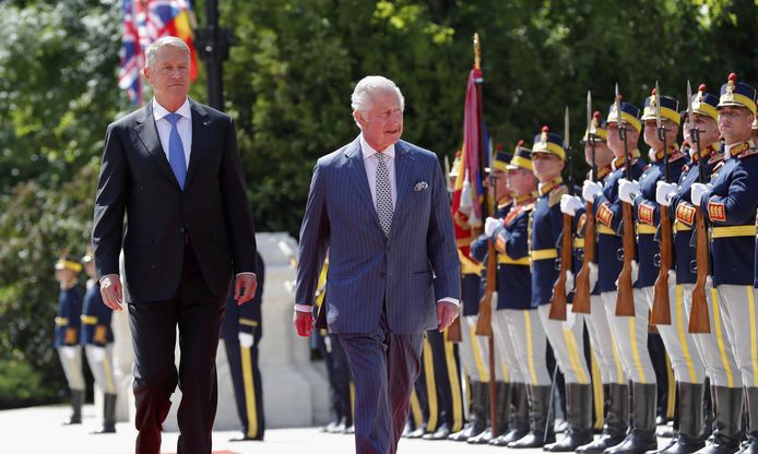 Koning Charles III (rechts) en de Roemeense president Klaus Iohannis.