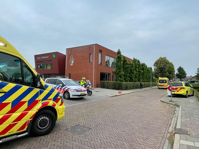 Politie en ambulances bij basisschool De Meidoorn in Kerkdriel, waar vrijdagochtend een leerling van de school zwaargewond raakte.