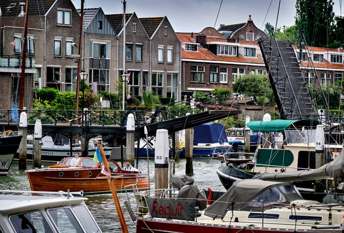 De brug is onbedienbaar geworden en dus staat het noordelijke deel van de brug nog altijd omhoog.