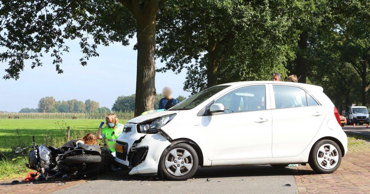 Scooterrijder gewond door botsing met auto op N65 bij Helvoirt.