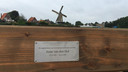 Natuurgebied De Aanwas in Veen met op de voorgrond de plaquette ter nagedachtenis aan Anne van den Hof (1950-2018).