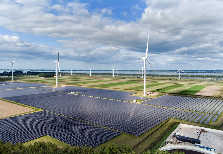 In de Van Pallandtpolder heeft Vattenfall het energiepark Haringvliet Zuid gebouwd met windmolens, zonnepanelen, en  zeecontainers met batterijen voor de opslag van de opgewekte elektriciteit. Beeld Arie Kievit