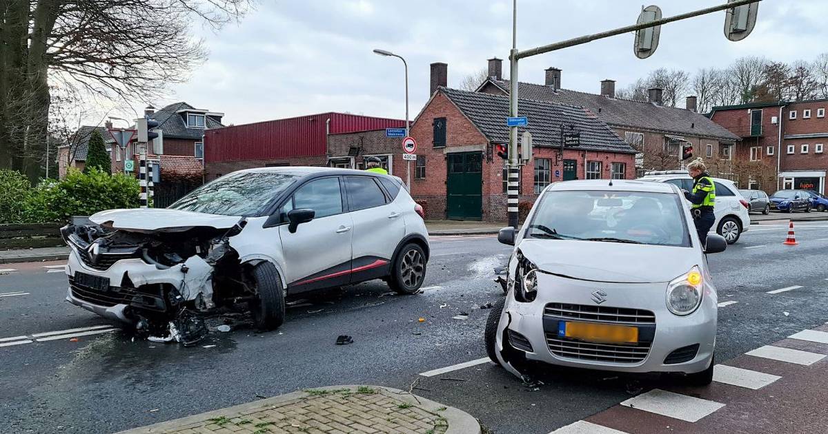 Vrouw gewond na botsing op kruising in Lonneker, weg deels dicht.