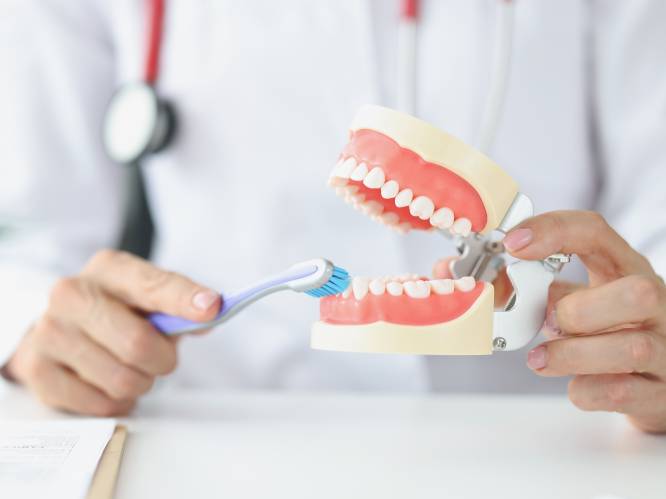 Zo verzorg je je tanden écht correct: “Spoel niet na het poetsen”, zegt parodontoloog