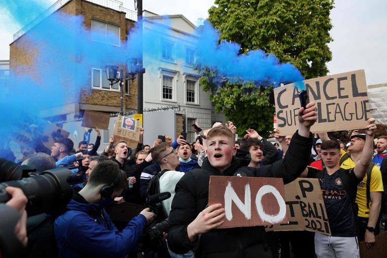 Voor de poorten van Stamford Bridge in Londen protesteren Engelse voetbalsupporters tegen de Super League. Beeld AFP