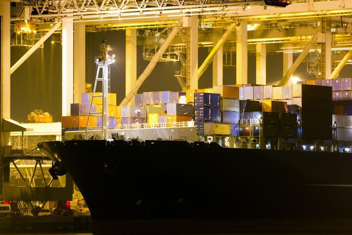Een containerschip in de Rotterdamse haven.