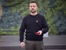 “Je suis honoré d’être ici aujourd’hui”: Zelensky visite la région de Zaporijjia et décore des soldats