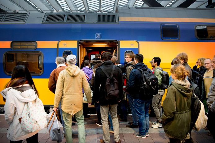 Reizigers stappen op de trein op Rotterdam Centraal.