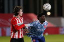 Kreekels in duel met Lassina Traoré van Ajax.