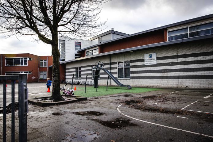 Exterieur van de getroffen basisschool RKBS Willibrord in Bergschenhoek.