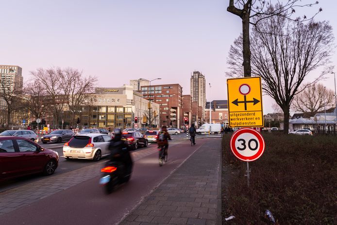 Door de afsluiting van de Vonderweg loopt het verkeer in centrum vast. De grootste knelpunten zijn de Frederiklaan, Mauritsstraat, Willemstraat en PSV-laan.