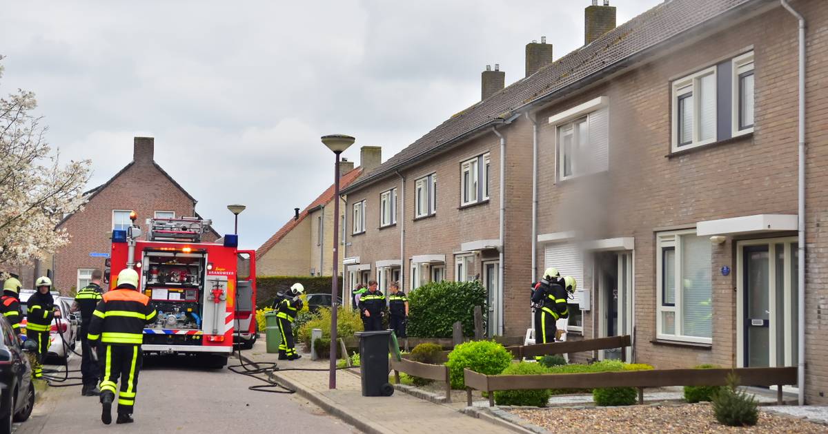 Brand in woning Oud Gastel, hond gewond geraakt Roosendaal bndestem.nl