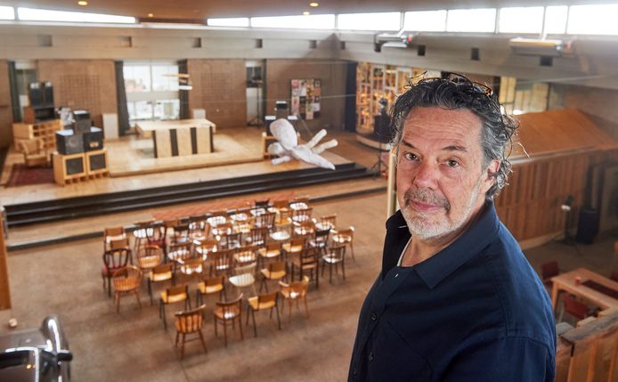@Paulus in Oss bestaat tien jaar. Initiatiefnemer en eigenaar Frank Jansen in de voormalige kerk.
