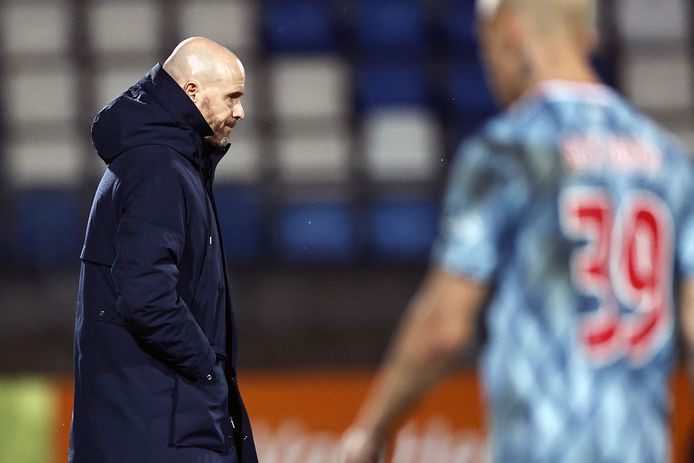 Ajax-trainer Erik ten Hag (l) naast Antony.