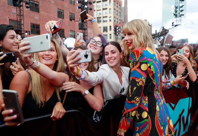 Taylor Swift op de foto met haar fans bij de MTV Video Music Awards.