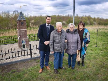 Miniatuur dorpskerk Nootdorp van 89-jarige Chris,  krijgt eervolle plek op Begraafplaats Sint Janshof 