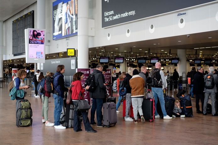 Politieagenten op de luchthaven van Zaventem werken strikt volgens het boekje, waardoor reizigers mogelijk langer moeten aanschuiven bij de paspoortcontrole.
