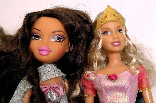 Bratz en Barbie (R). EPA