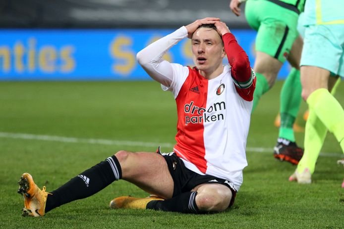 Feyenoord-captain Steven Berghuis baalt na een gemiste kans op de 3-3.