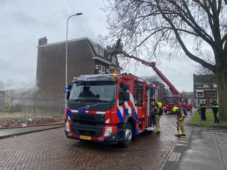Veel rook bij woningbrand in bovenste etage in Breda