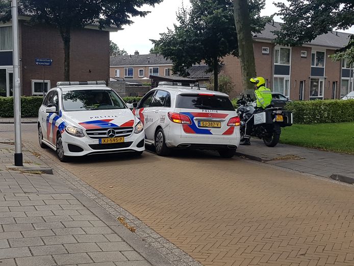 Politieagenten overleggen tijdens hun zoektocht naar een man verdacht van diefstal.
