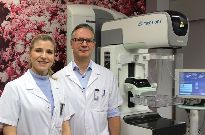 Dr. Bernaerts en dr. De Schepper bij het mammografietoestel.