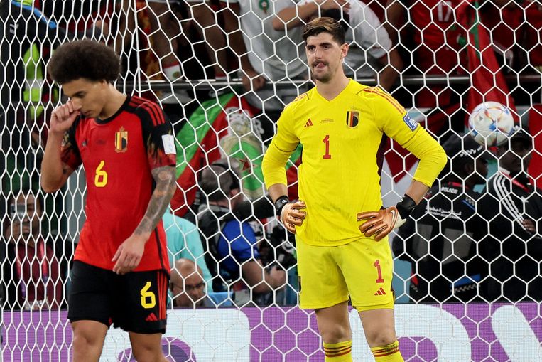 Doelman Thibaut Courtois en middenvelder Axel Witsel kijken beteuterd na de nederlaag tegen Marokko in het Al Thumama-stadion in Doha. Beeld AFP