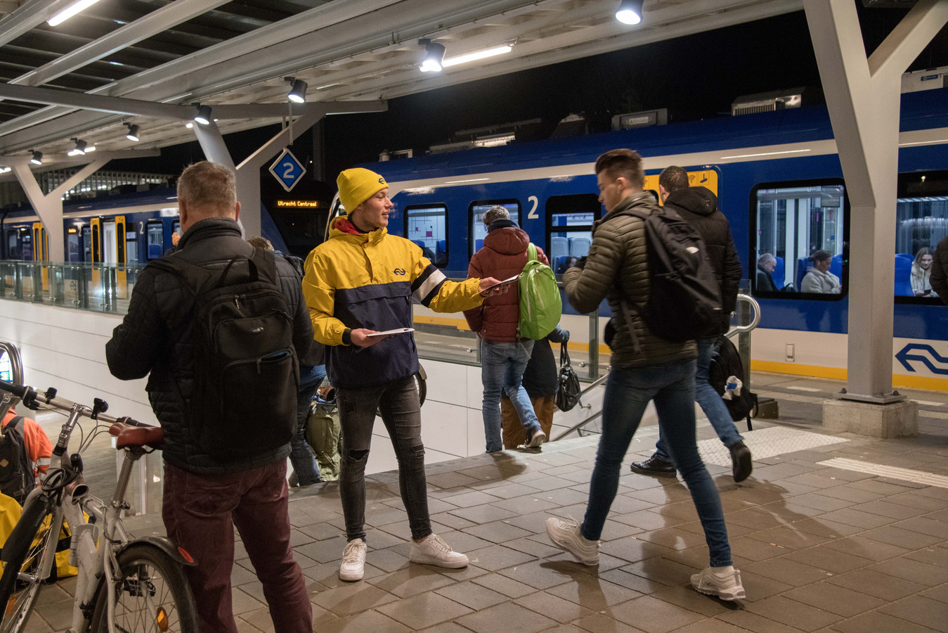 Op de eerste dag dat de spitstrein reed deelde NS Snelle Jelles uit aan de reizigers.